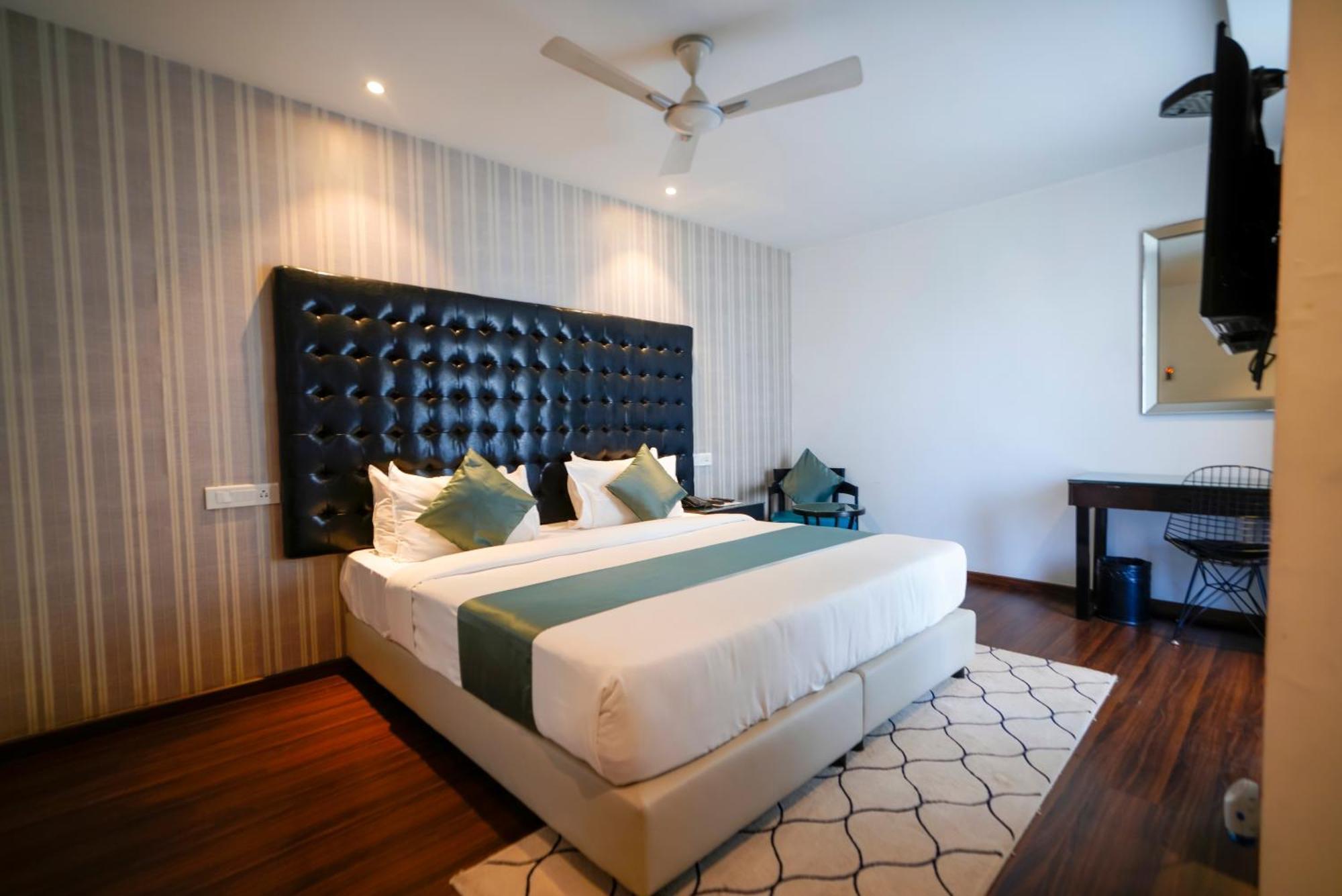 Hotel Deccan Serai, Hitec City, Гайдарабад Екстер'єр фото