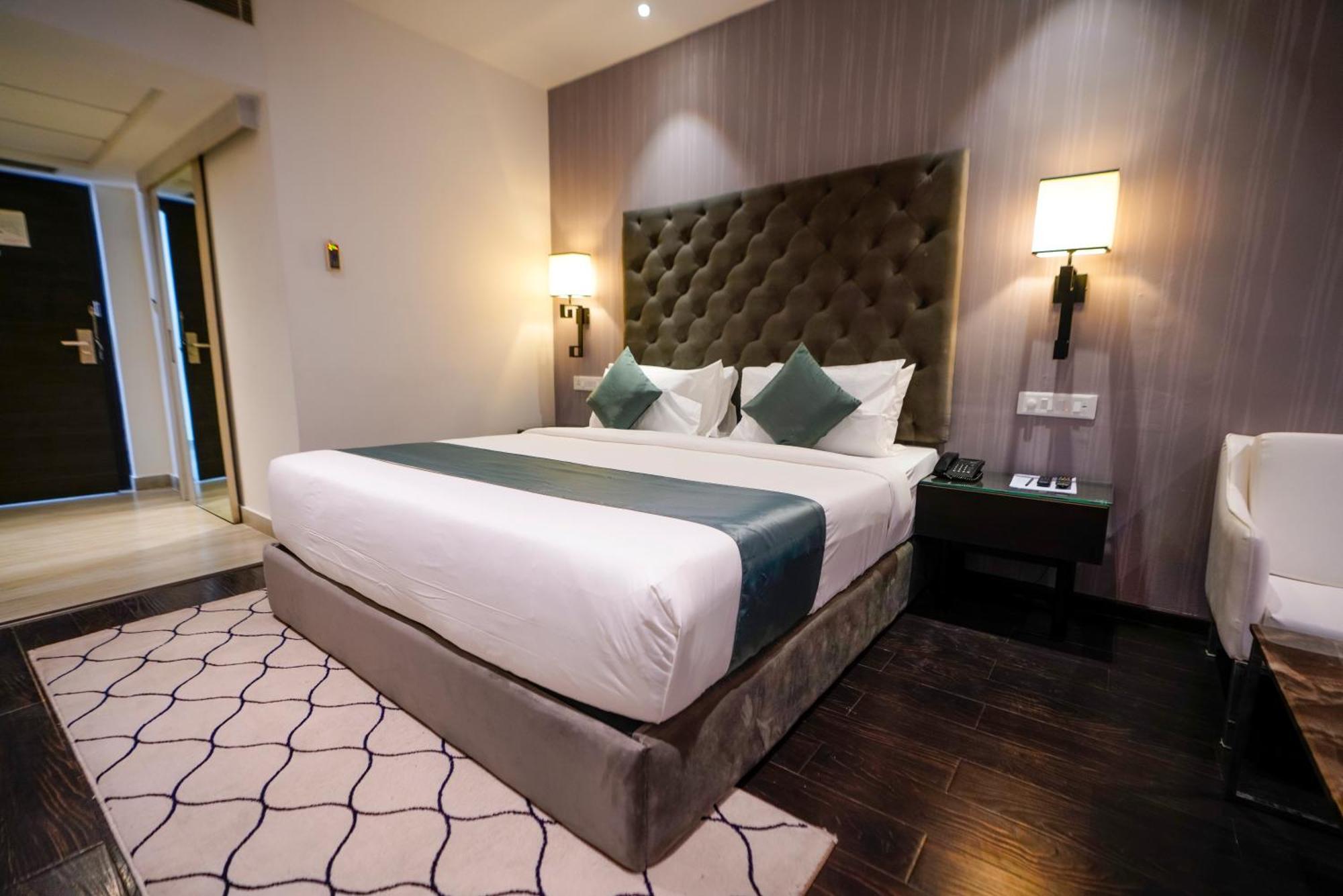 Hotel Deccan Serai, Hitec City, Гайдарабад Екстер'єр фото