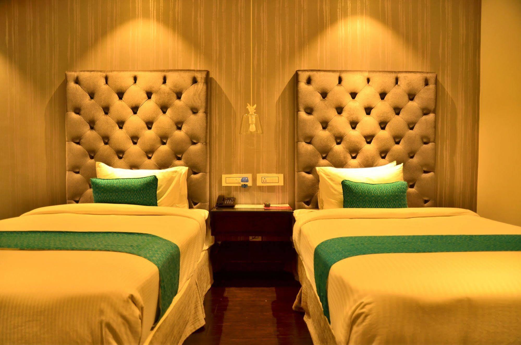 Hotel Deccan Serai, Hitec City, Гайдарабад Екстер'єр фото