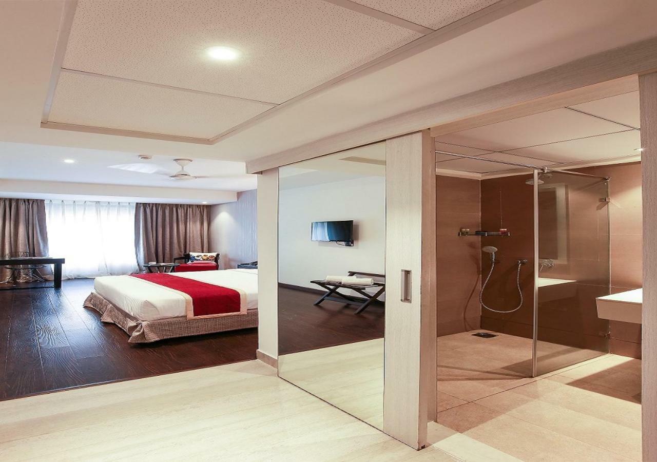 Hotel Deccan Serai, Hitec City, Гайдарабад Екстер'єр фото